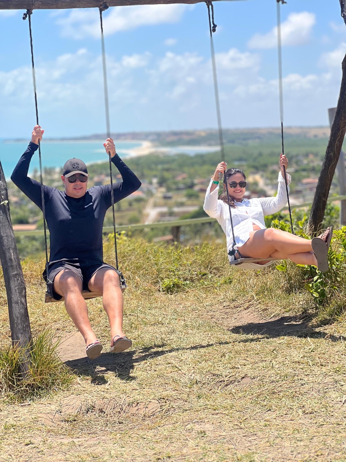 Balanços no mirante com vista para Praia Bela