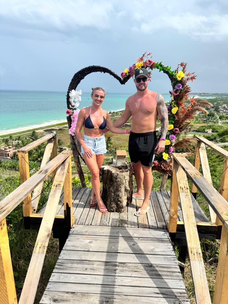 Casal no mirante de Praia Bela